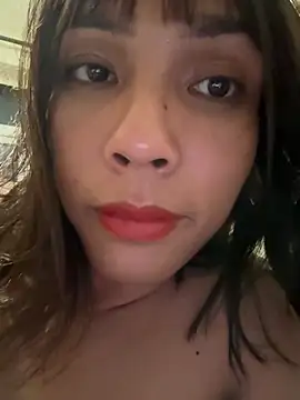 Snapshot of Ladyboyluxe chatting on February 27, 12:21 am Ladyboyluxe online show from February 27, 12:21 am