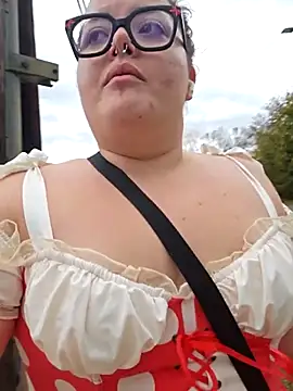 Snapshot of nuttiebuddy1 chatting on October 31, 7:26 pm nuttiebuddy1 online show from October 31, 7:26 pm