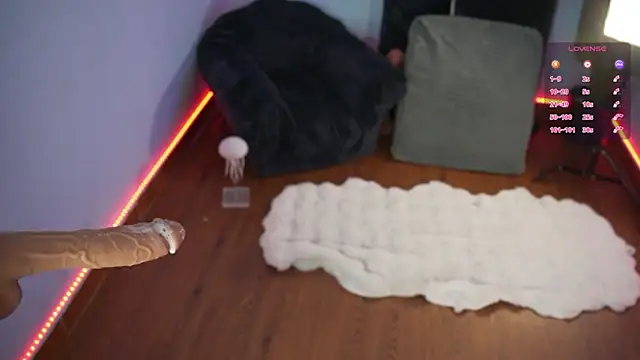 AnnieCouperr online show from January 5, 7:06 pm