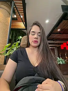 Snapshot of BellaLeclair chatting on June 2, 8:33 pm BellaLeclair online show from June 2, 8:33 pm