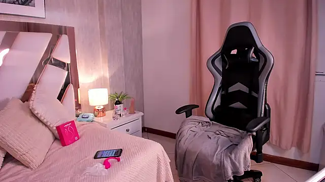 Clhoe Johnson online show from October 2, 2:40 am