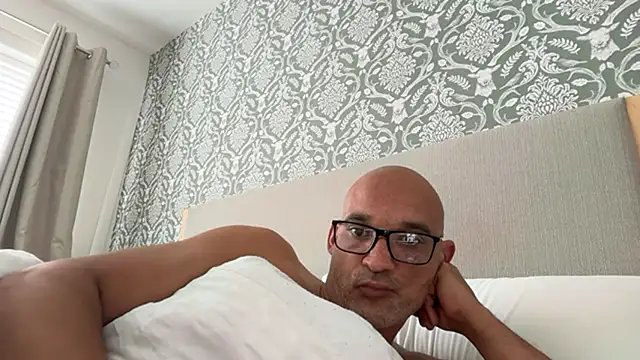 Snapshot of halfcastlad chatting on November 10, 9:52 am halfcastlad online show from November 10, 9:52 am