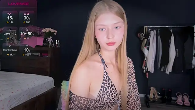 holylisssa online show from October 8, 4:04 pm