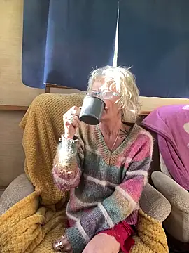 Snapshot of ladyboatlady chatting on April 24, 7:22 am ladyboatlady online show from April 24, 7:22 am