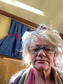 Snapshot of ladyboatlady chatting on April 30, 6:31 am ladyboatlady online show from April 30, 6:31 am