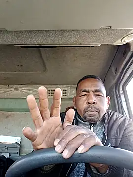 Snapshot of Bob_black chatting on February 14, 8:33 am Bob black online show from February 14, 8:33 am