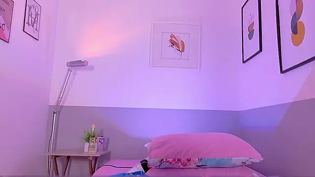 cutepetitee online show from December 16, 7:52 pm