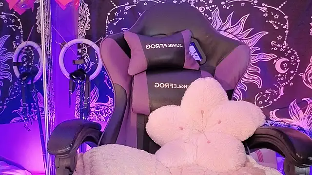 Snapshot of Gaia_Gatex chatting on February 17, 12:45 pm Gaia Gatex online show from February 17, 12:45 pm