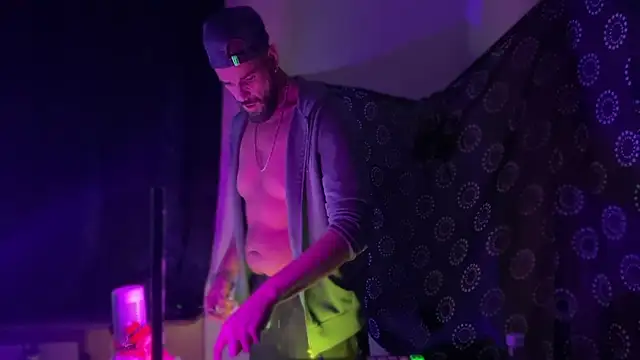 DjDiCKmannOnE online show from April 21, 8:23 pm