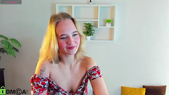 Snapshot of Casey_Sweeet chatting on October 8, 4:32 am Casey Sweeet online show from October 8, 4:32 am