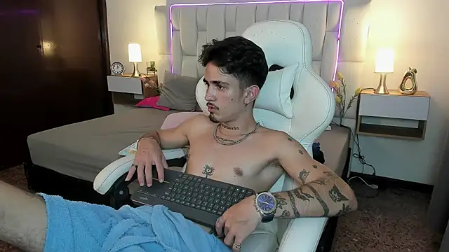 nextboywell1 online show from April 13, 3:17 pm