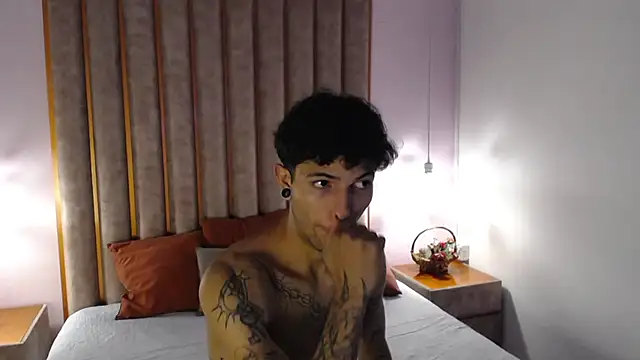 Snapshot of Enzo_Hunter chatting on October 14, 3:51 am Enzo Hunter online show from October 14, 3:51 am