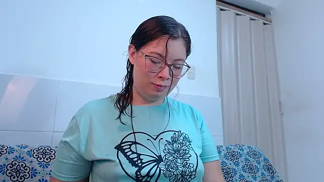 Snapshot of zoewhite2 chatting on October 6, 2:25 pm zoewhite2 online show from October 6, 2:25 pm