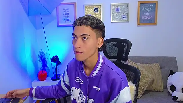 yulian vasquez online show from November 17, 12:33 pm