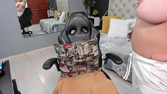 kris milff online show from October 17, 7:49 pm