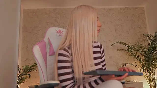 daisyblushh online show from March 10, 4:34 pm