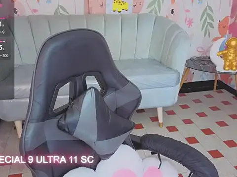 Snapshot of Paris09_v_ chatting on February 19, 3:35 am Paris09 v online show from February 19, 3:35 am