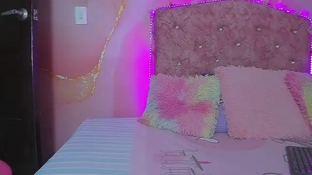 violet taylor  online show from October 4, 2:20 am