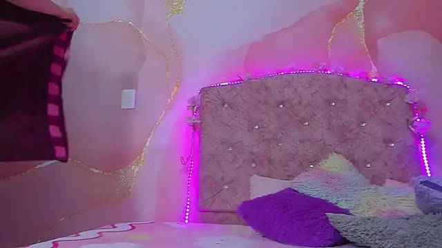 violet taylor  online show from January 16, 2:15 am