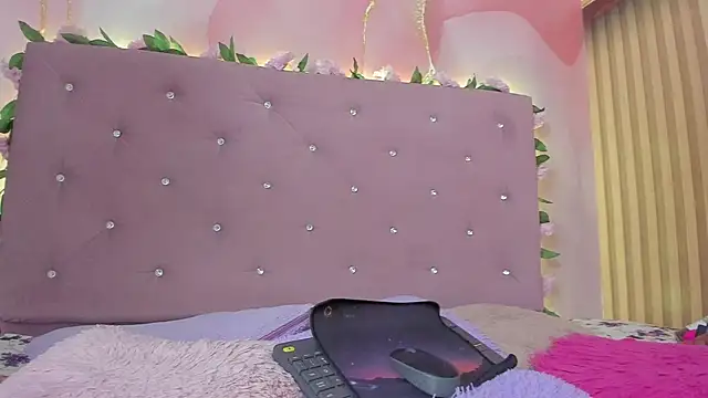 violet taylor  online show from June 3, 2:25 am