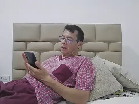 skinnylatino51 online show from March 29, 12:54 am