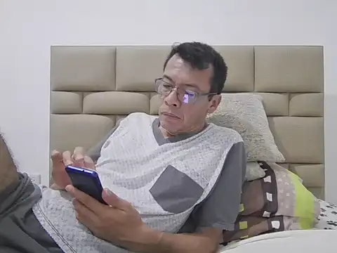 skinnylatino51 online show from April 7, 12:55 am