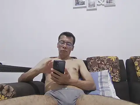 Snapshot of skinnylatino51 chatting on June 27, 12:26 am skinnylatino51 online show from June 27, 12:26 am