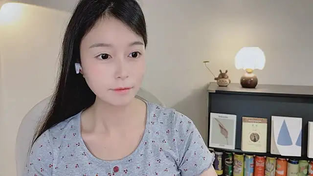 Snapshot of Onechestnut chatting on April 12, 2:44 pm Onechestnut online show from April 12, 2:44 pm