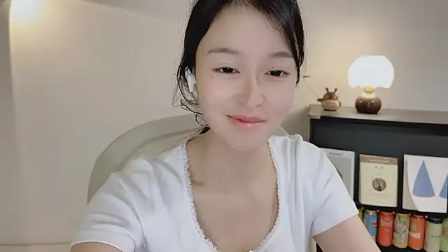 Snapshot of Onechestnut chatting on April 16, 6:14 am Onechestnut online show from April 16, 6:14 am