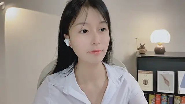 Snapshot of Onechestnut chatting on April 24, 5:10 am Onechestnut online show from April 24, 5:10 am