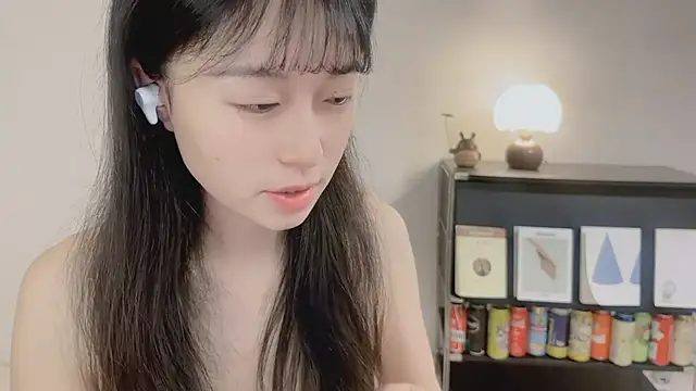 Snapshot of Onechestnut chatting on May 17, 3:48 am Onechestnut online show from May 17, 3:48 am