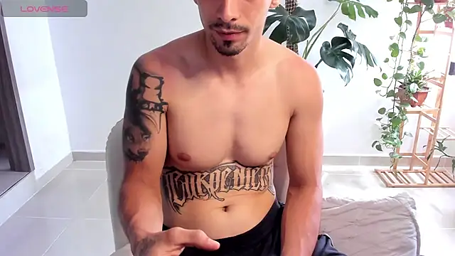 Snapshot of Mikevargas03 chatting on April 13, 2:55 pm Mikevargas03 online show from April 13, 2:55 pm