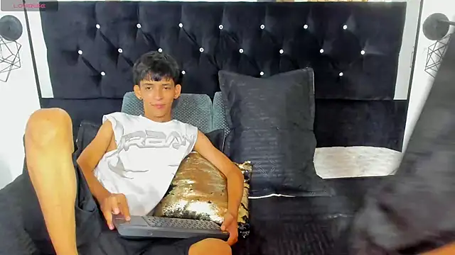 Snapshot of Sebas_cat chatting on October 3, 2:41 am Sebas cat online show from October 3, 2:41 am