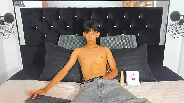 Snapshot of Sebas_cat chatting on October 12, 11:04 pm Sebas cat online show from October 12, 11:04 pm