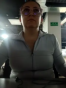 Snapshot of Romina693 chatting on October 4, 6:11 am Romina693 online show from October 4, 6:11 am