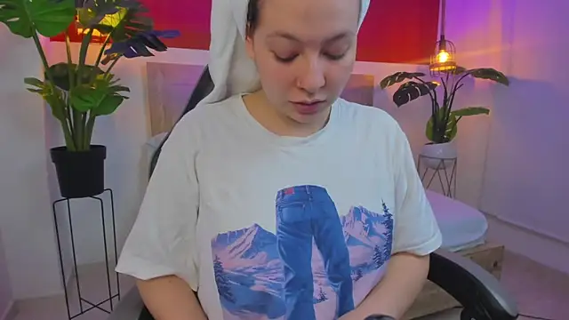 kitty sweeety  online show from February 3, 7:30 pm