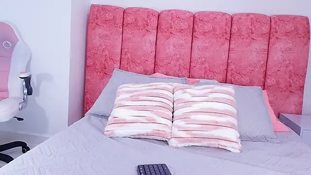 emmacurvy online show from November 7, 3:06 am