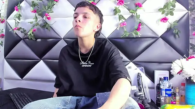 Megan Thompson  online show from December 3, 2:30 am