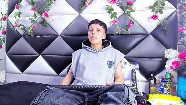 Megan Thompson  online show from December 5, 2:20 am