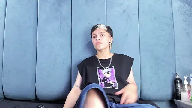 Megan Thompson  online show from April 15, 2:07 am