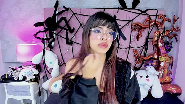 Snapshot of ZarahQueen chatting on October 15, 10:32 pm ZarahQueen online show from October 15, 10:32 pm