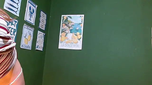 Roxiehood online show from December 3, 9:35 pm