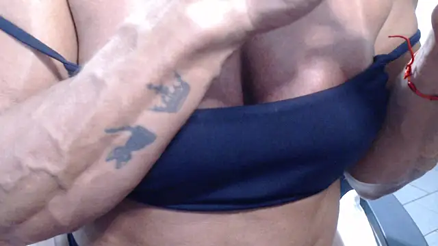 Snapshot of Stronggsexy chatting on February 2, 1:37 am Stronggsexy online show from February 2, 1:37 am