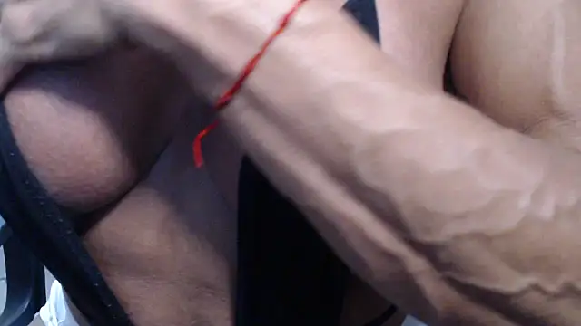 Snapshot of Stronggsexy chatting on February 3, 1:15 am Stronggsexy online show from February 3, 1:15 am