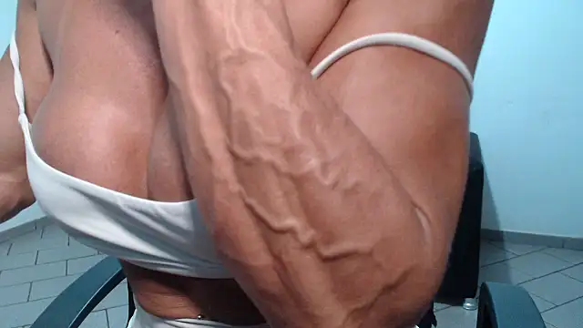 Snapshot of Stronggsexy chatting on February 9, 10:25 pm Stronggsexy online show from February 9, 10:25 pm