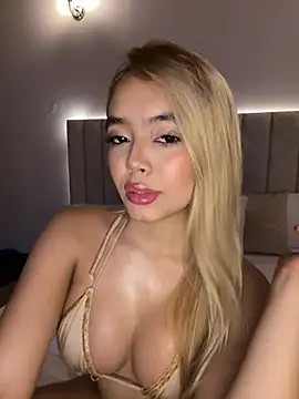 Snapshot of Mia_Roswell chatting on April 30, 8:57 pm Mia Roswell online show from April 30, 8:57 pm