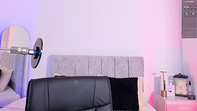 Taylormaxwell online show from February 12, 8:04 pm