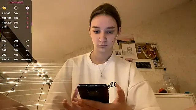 Snapshot of DanaCore chatting on October 5, 6:28 pm DanaCore online show from October 5, 6:28 pm