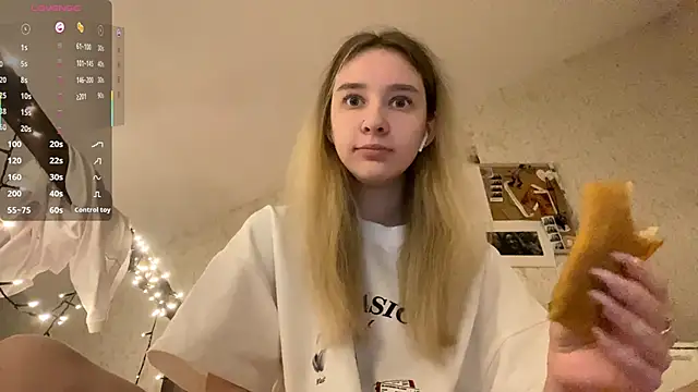Snapshot of DanaCore chatting on October 10, 6:40 pm DanaCore online show from October 10, 6:40 pm
