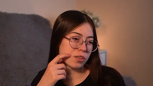 Snapshot of ywixos chatting on February 5, 1:49 pm ywixos online show from February 5, 1:49 pm